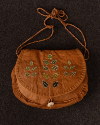 Veasku/Väska Stor Renskinn Tennbroderi