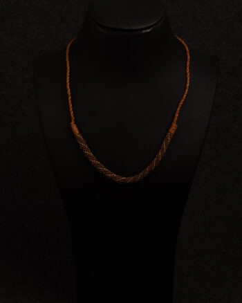 Pärlhalsband Brunt Skinnsnodd